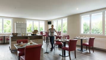 Petit déjeuner buffet (12 EUR par personne)