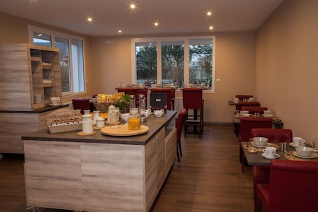 Bar (en la propiedad). The Originals City, le Relais des Carnutes Brezolles Verneuil sur Avre