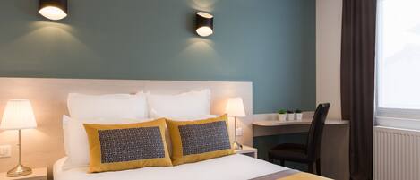 Minibar, skrivebord, lydisolert og strykejern/-brett