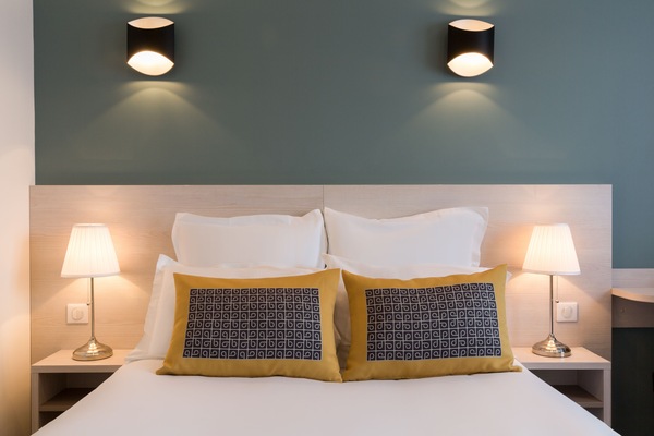 Minibar, escritorio, insonorización y tabla de planchar con plancha