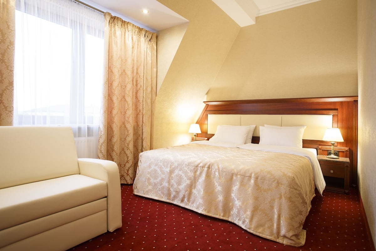 comfort room | in-room safe, desk, blackout curtains, soundproofing