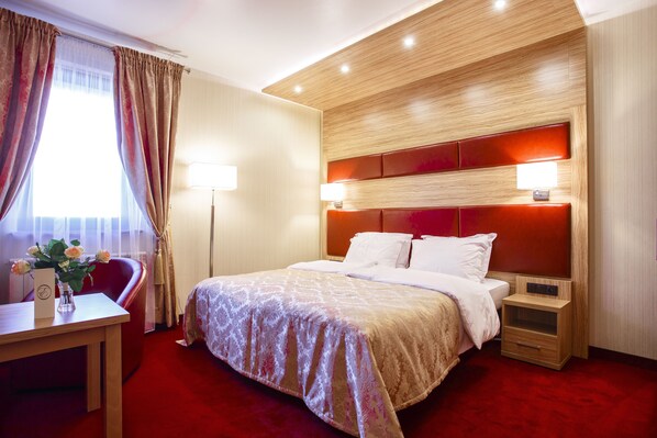 Habitación Confort | Caja fuerte, escritorio, cortinas opacas y sistema de insonorización