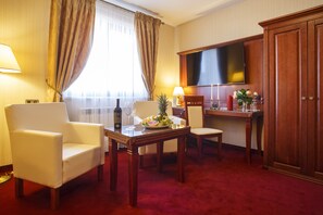 Comfort Room | Living area | 42-inch flat-screen TV with satellite channels, TV - Hotel Etiuda (Konopnica)