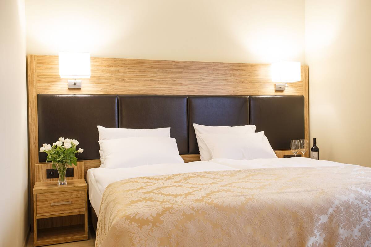 Standard Room | In-room safe, desk, blackout drapes, soundproofing