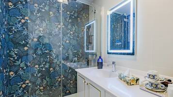 Chambre Ville, 1 chambre, non-fumeurs, terrasse | Salle de bain | Douche, douche à « effet pluie », articles de toilette gratuits