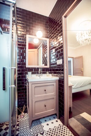 Shower, free toiletries, hair dryer, slippers - La Maison Gobert Paris Hotel Particulier (Paris)