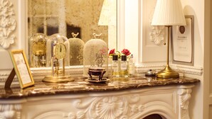 A luxurious bathroom with a marble countertop, a mirror, and a framed picture of a cityscape. - La Maison Gobert Paris Hotel Particulier (Paris)