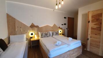 Caja de seguridad en la habitación, escritorio, cunas y ropa de cama