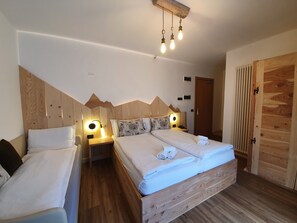 In-room safe, desk, cots/infant beds, bed sheets - Hotel Pezzotti (Pellizzano)