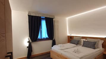 Quarto triplo luxo | Cofres nos quartos, escrivaninha, berços (sobretaxa), roupa de cama