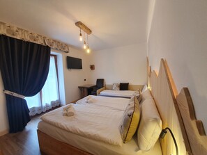 Habitación triple Deluxe | Caja de seguridad en la habitación, escritorio, cunas y ropa de cama 