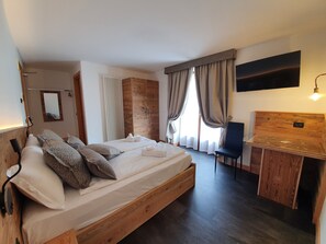 Deluxe Triple Room | In-room safe, desk, cots/infant beds, bed sheets - Hotel Pezzotti (Pellizzano)