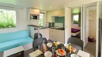 Mobile Home Premium (Caélia - Trois Chambres ) | Restauration dans la chambre