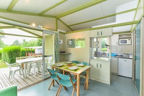 Comfort-Chalet | Essbereich im Zimmer