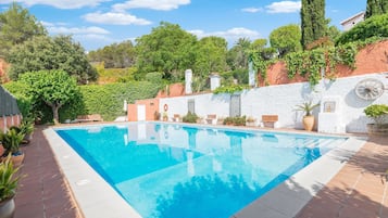 Piscine extérieure, chaises longues