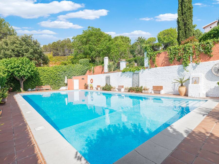 Piscine extérieure, chaises longues