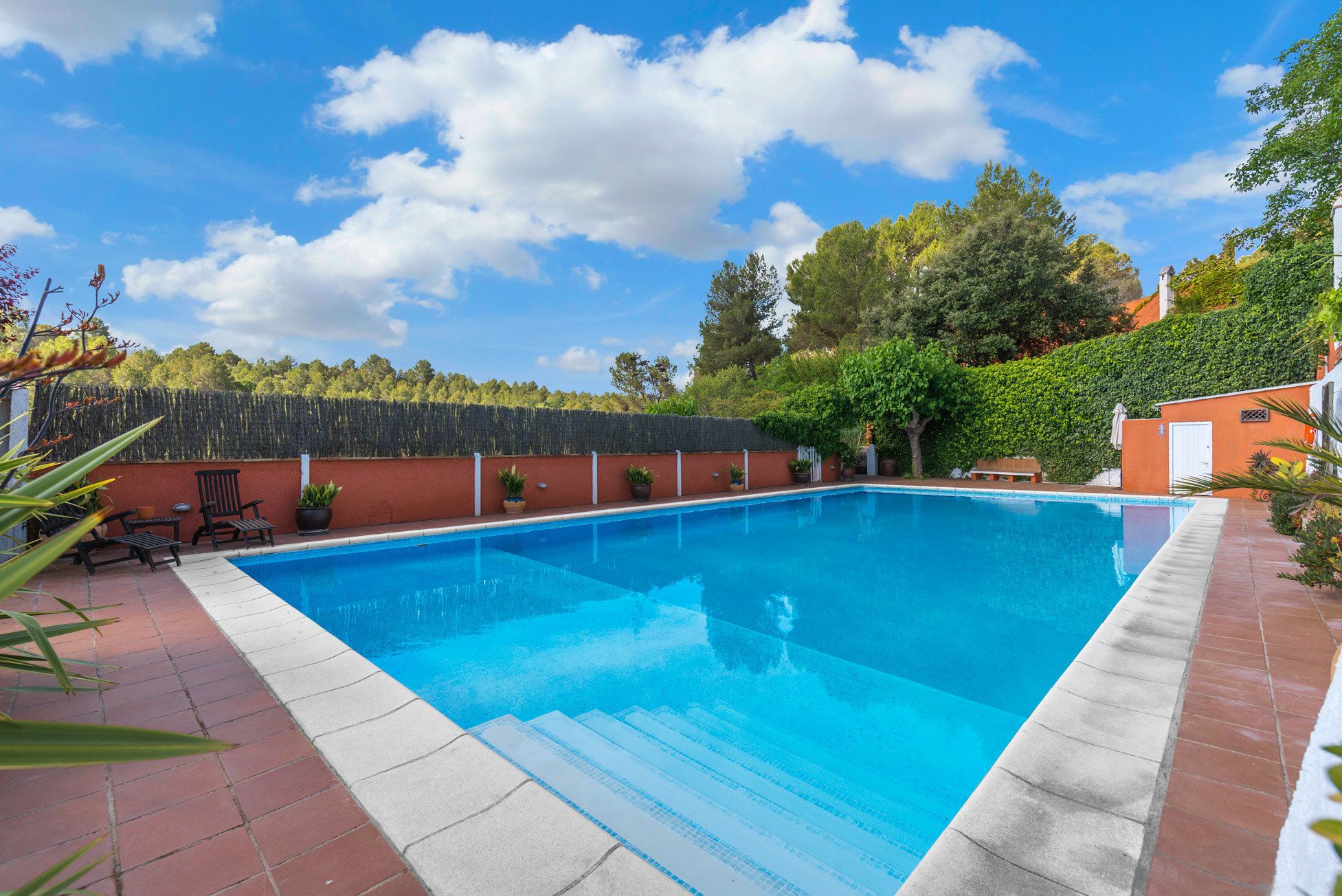 Piscina externa, espreguiçadeiras