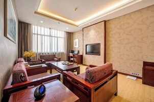 Minibar, safe på rommet, strykejern/-brett og internett