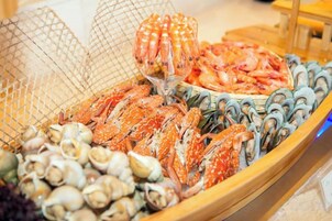 Una exhibición de mariscos con diferentes tipos de mariscos y cangrejos.