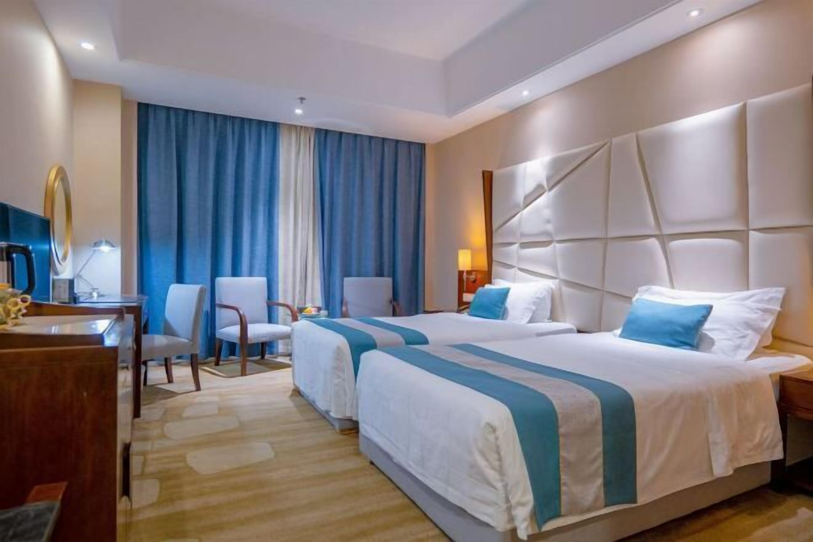 嬰兒床、互聯網、鬧鐘