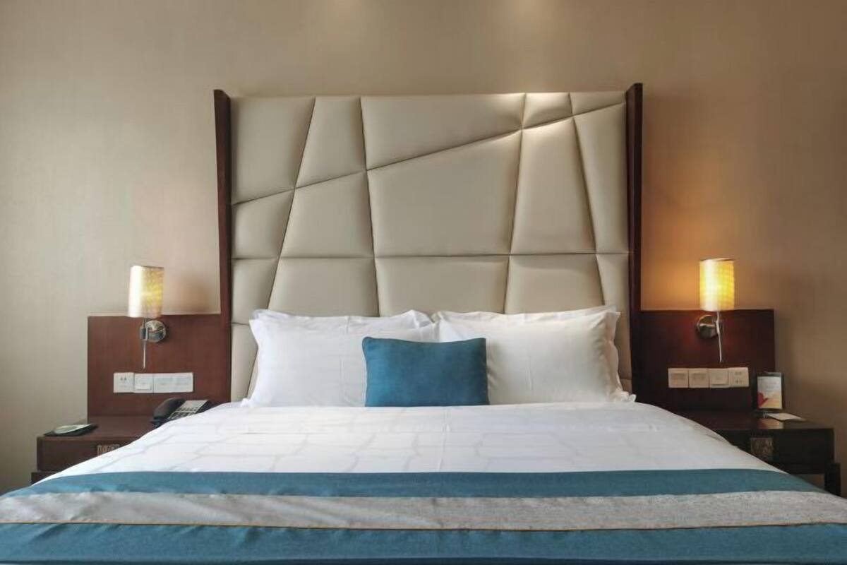 Tempat tidur bayi, internet, dan jam alarm