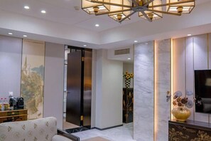 Cribs/infant beds, Internet, alarm clocks - Huidong Hotel (Zigong City)