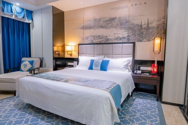 Cribs/infant beds, Internet, alarm clocks