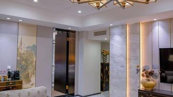 婴儿床、高速上网、闹钟