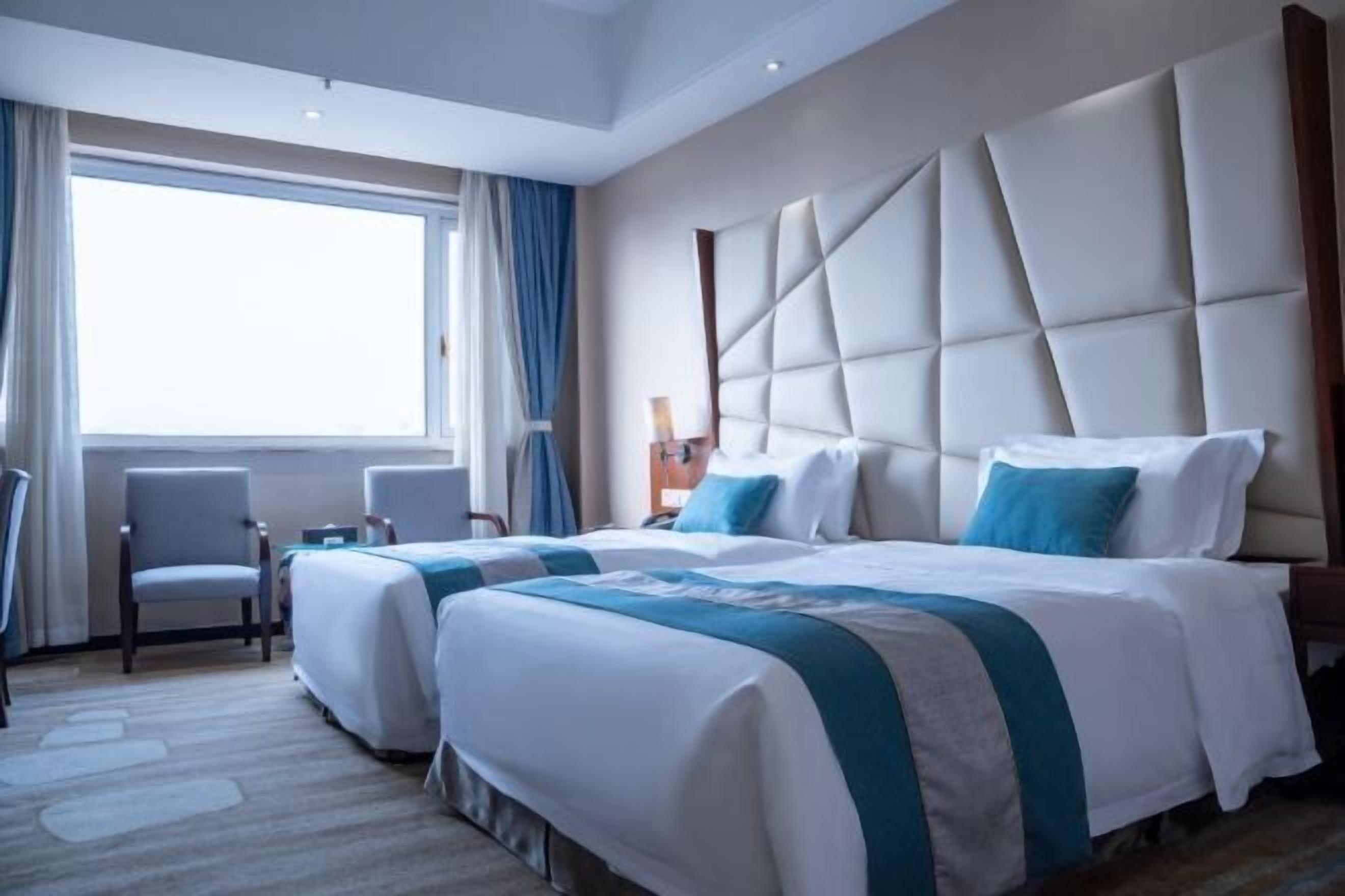 Tempat tidur bayi, internet, dan jam alarm