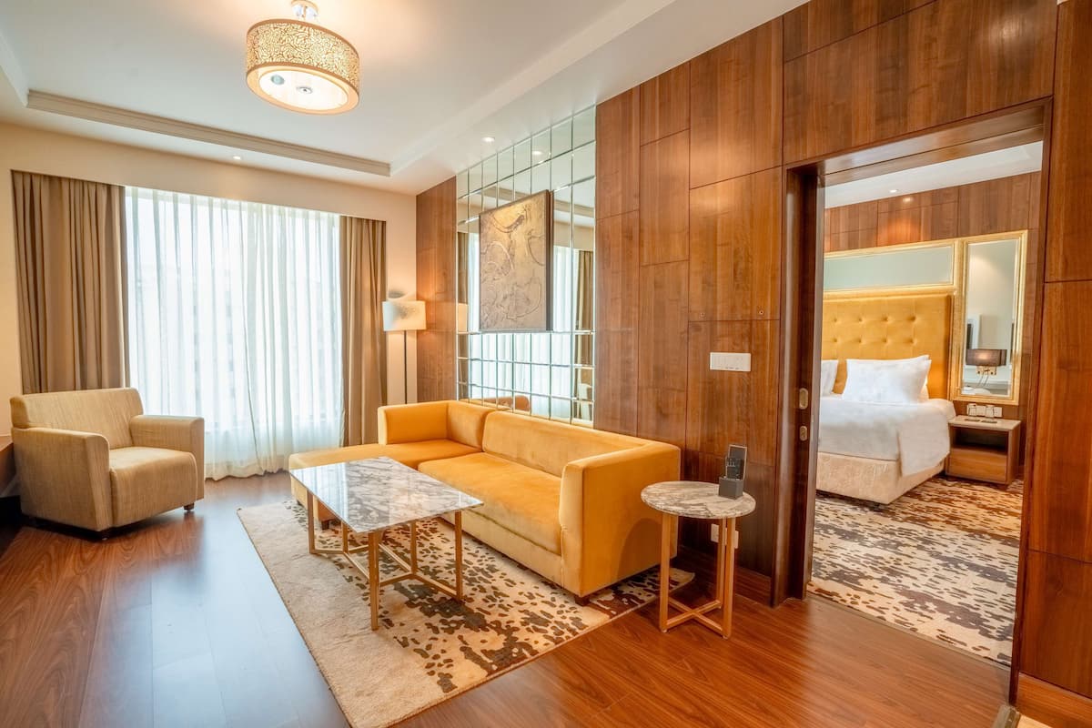 Zimmersafe, Schreibtisch, laptopgeeigneter Arbeitsplatz