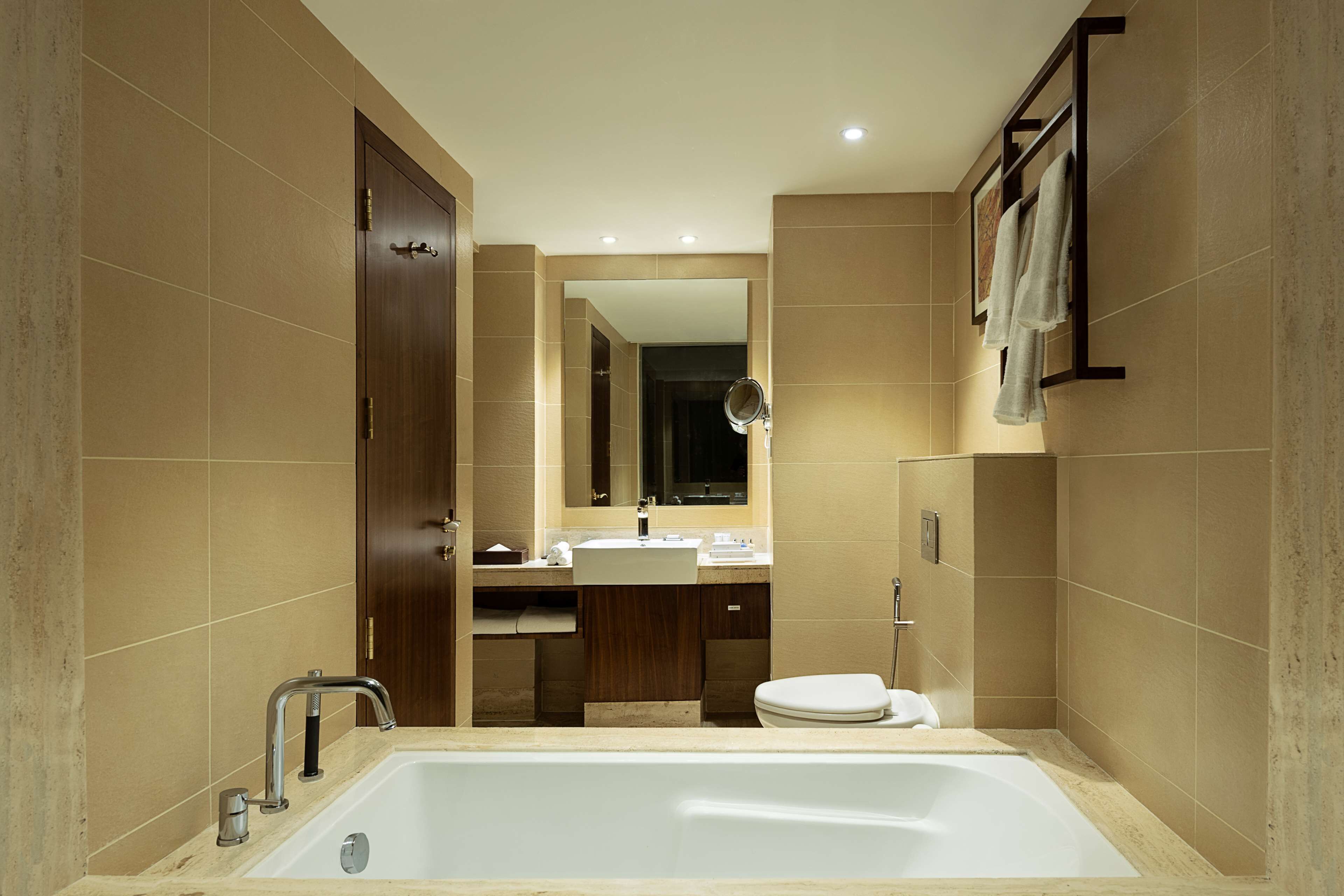 Une salle de bain moderne avec une grande baignoire, un lavabo et des toilettes.