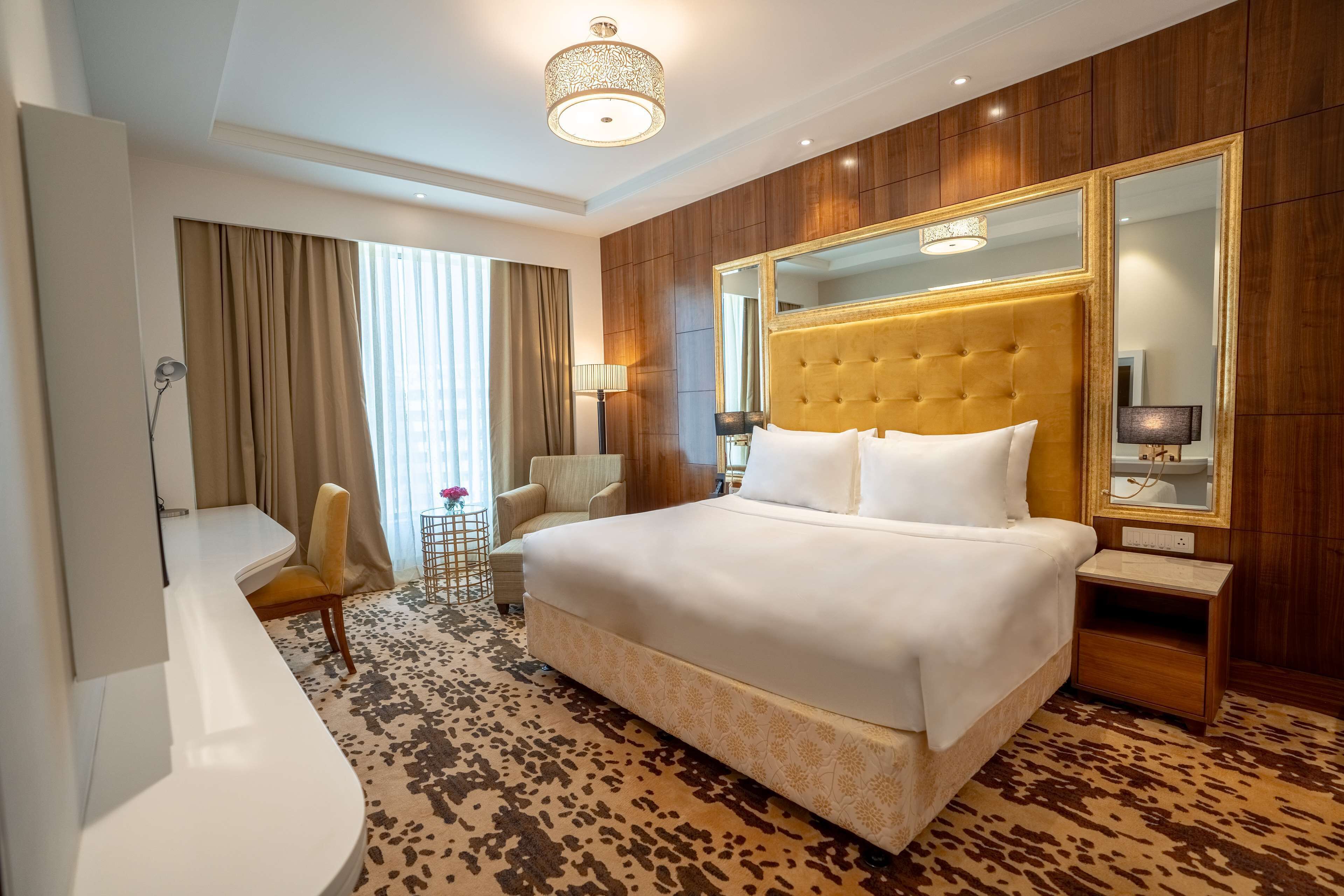 Zimmersafe, Schreibtisch, laptopgeeigneter Arbeitsplatz