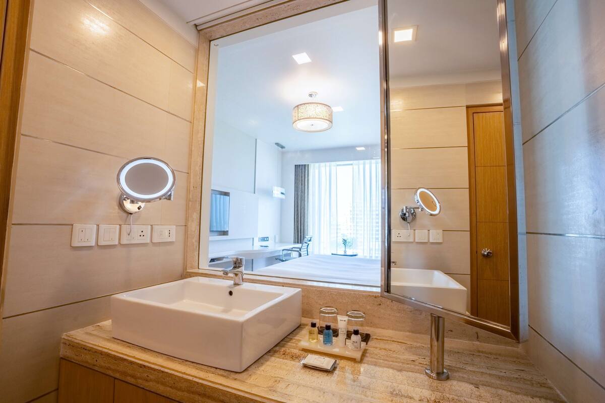 shower, rainfall showerhead, free toiletries, hair dryer