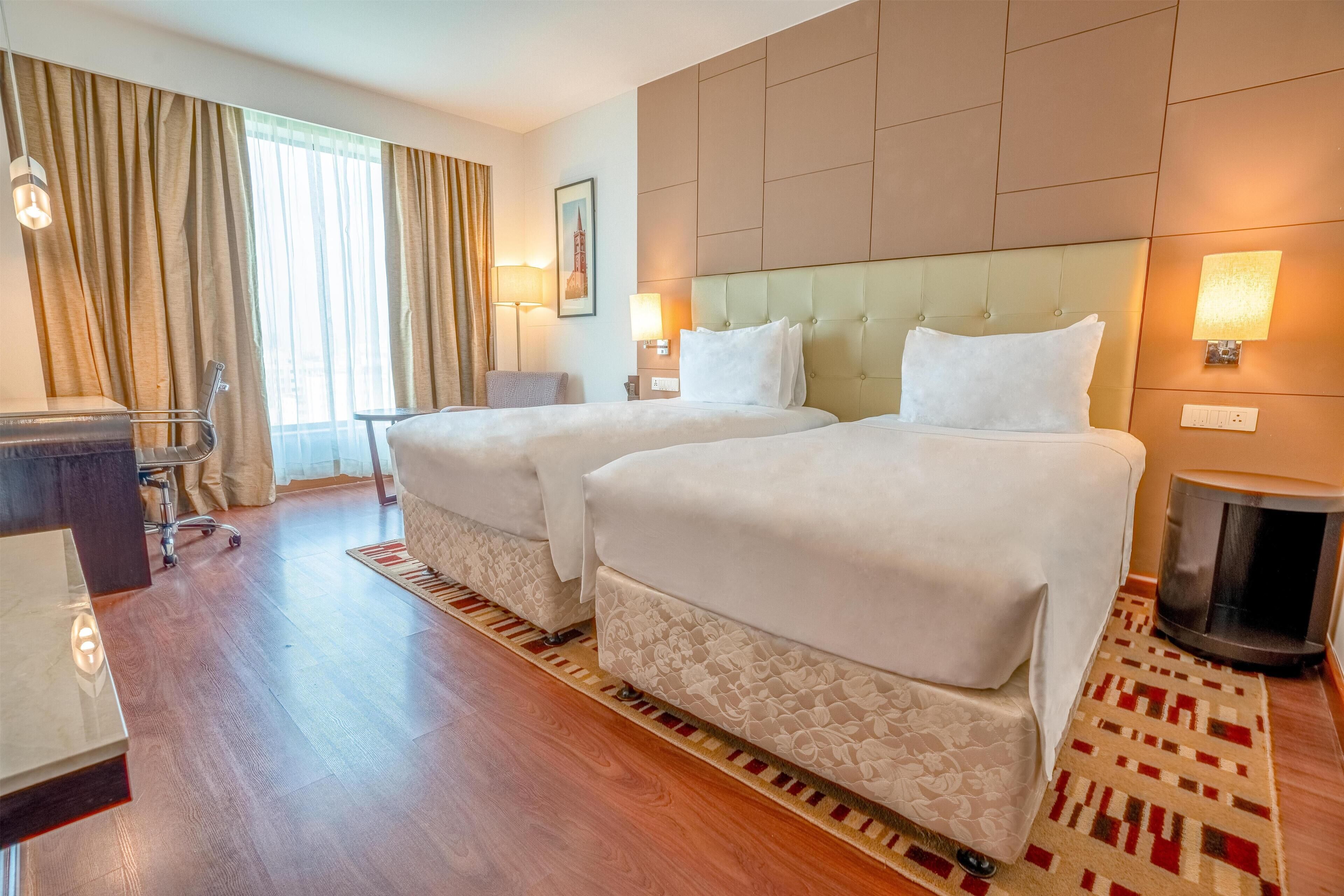 Caja de seguridad en la habitación y escritorio 