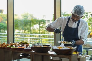 3 restaurants; breakfast, lunch and dinner served  - Radisson Blu Pune Hinjawadi (Paud)