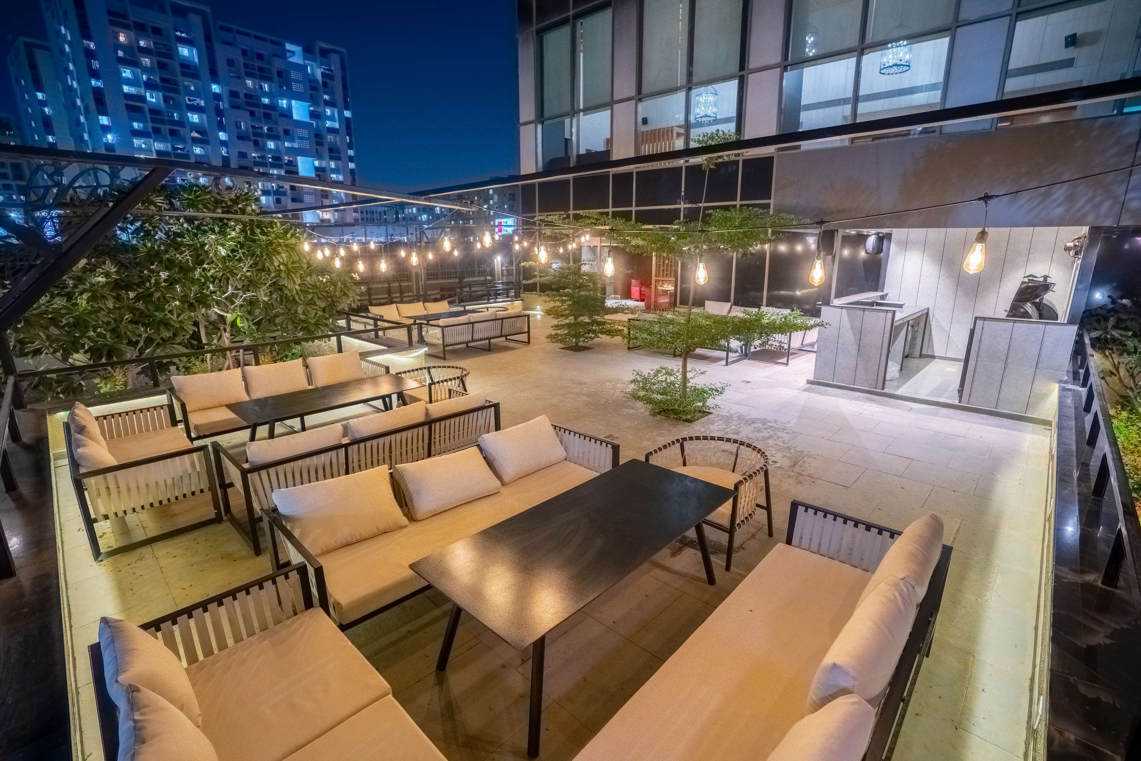 2 restaurants, breakfast, lunch, dinner served; international cuisine