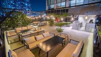 3 restaurants; breakfast, lunch and dinner served