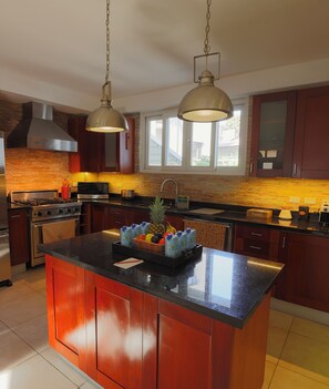 Exclusive-talo | Yksityinen keittiö | Espressokone, syöttötuoli, jääpalakone