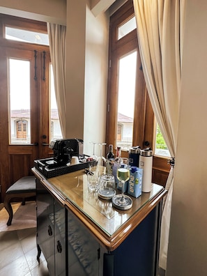 Corner Suite, 1 King Bed (City View) | Area soggiorno | TV a schermo piatto 50 pollici con canali digitali, TV, Netflix