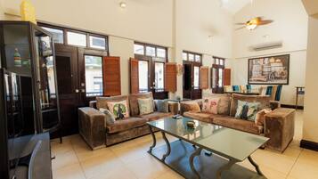 Casa exclusiva | Área de estar | TV de tela plana 50 polegadas com canais digitais, TV, Netflix