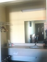 Habitación, 2 camas dobles, fumadores | Lavabo del cuarto de baño