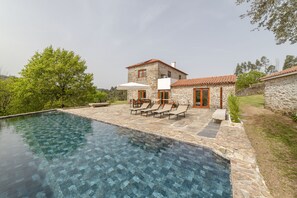4 outdoor pools