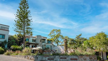 Vista frontal de la propiedad