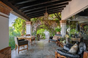 供应早餐、午餐和晚餐,本地与国际菜,泳池景观