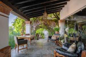 供应早餐、午餐和晚餐，本地与国际菜，泳池景观