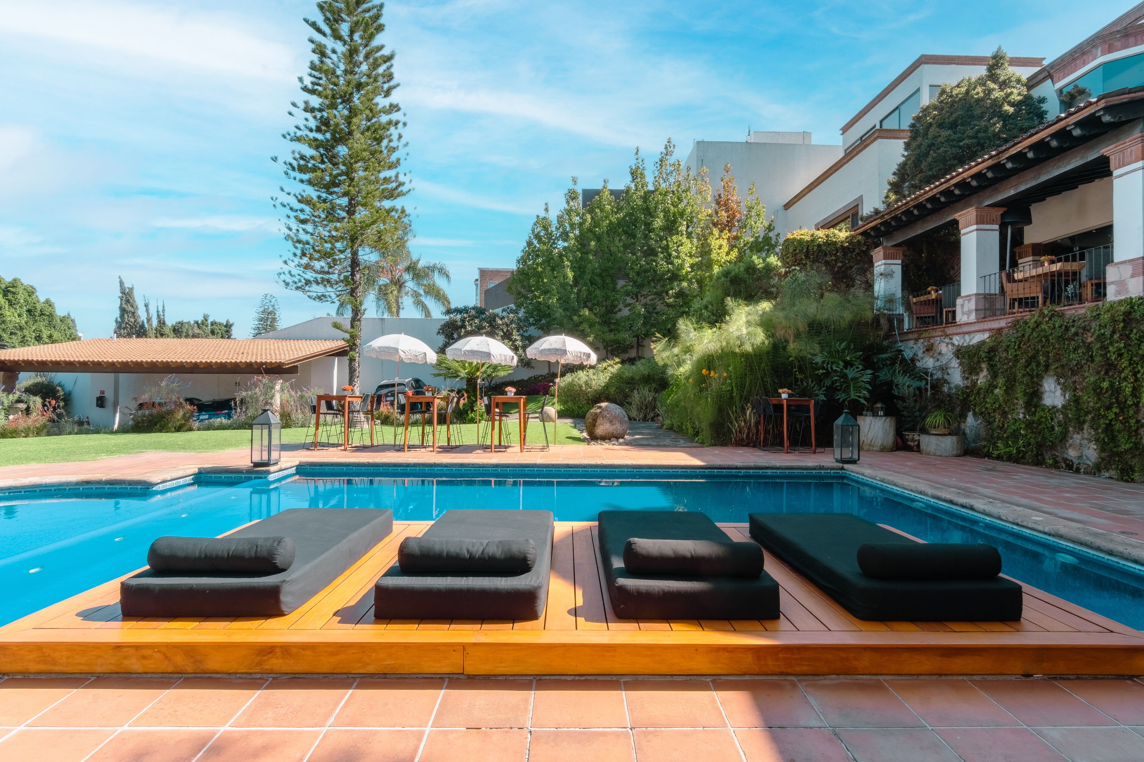 Utendørsbasseng og solsenger