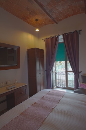 Habitació júnior, 1 llit de matrimoni gran | 1 dormitori, caixa forta a l'habitació i habitacions insonoritzades