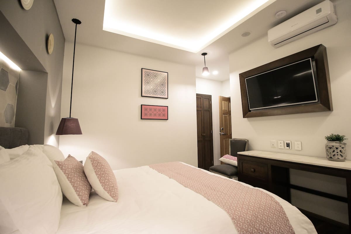 Internal Suite, Without View or Windows | 1 bedroom, in-room safe, soundproofing, iron/ironing board