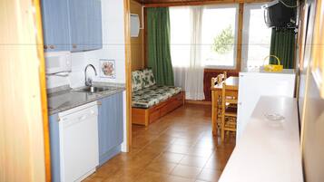 Tủ lạnh, lò vi sóng, bếp nấu, dụng cụ nấu nướng/bát dĩa/dao nĩa