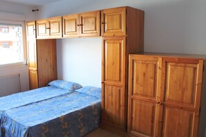 Iron/ironing board, bed sheets